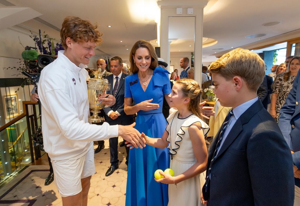 Jannik Sinner con la princesa Kate y sus hijos, George y Charlotte, tras la final de Wimbledon.