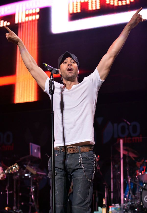 Enrique Iglesias daba un concierto en la ciudad mexicana de Tijuana cuando sufrió cortes en su mano derecha al manipular un dron (un vehículo aéreo no tripulado)
