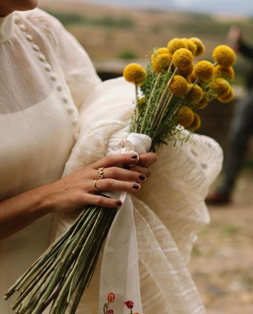 Ramos de novia protagonistas con colores craspedia amarilla