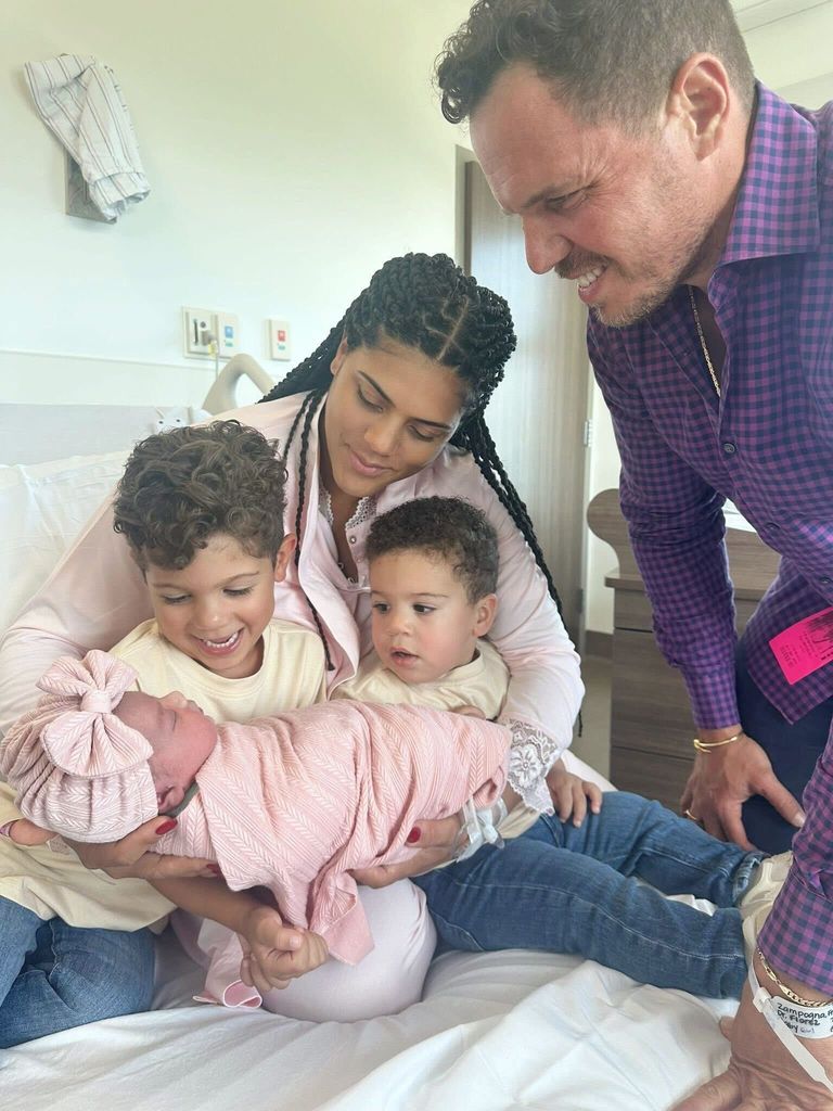 Una bella postal... Francisca y su esposo presentando a sus hijos mayores con la pequeña Raffaella. 