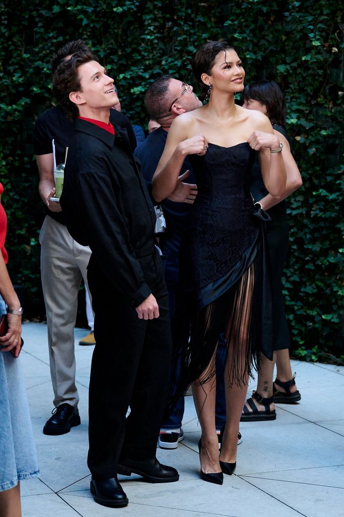 Tom Holland y Zendaya juntos previo a la alfombra roja.