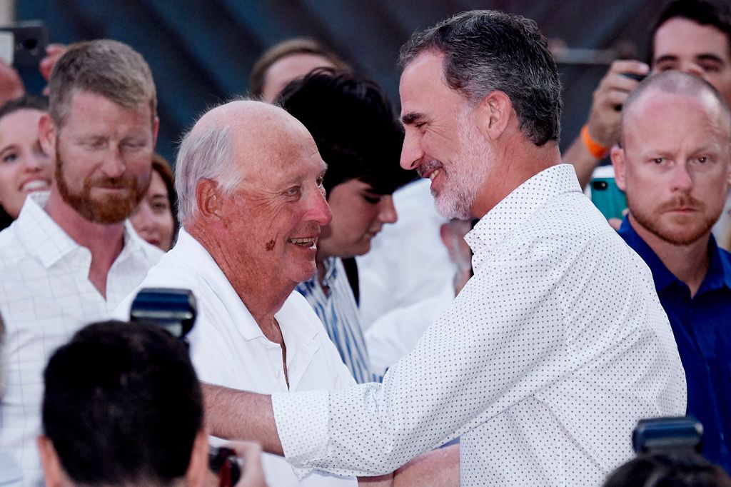 El rey Harald de Noruega junto al rey Felipe VI durante la entrega de premios de la 38ª Copa del Rey Mapfre de vela, celebrada en Palma de Mallorca en agosto de 2019