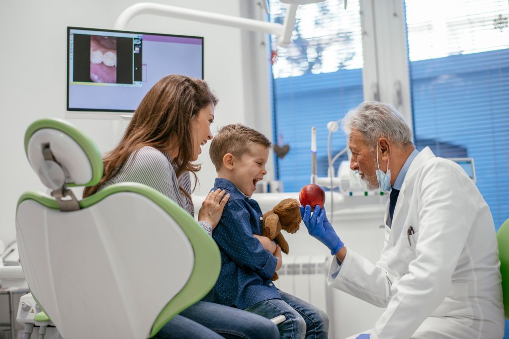 Madre con su hijo pequeño en la consulta del dentista