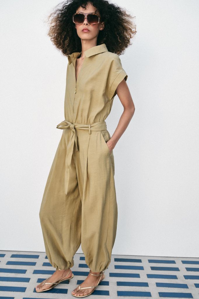 Monos de Zara que son más cómodos que cualquier vestido y estilizan al máximo la figura