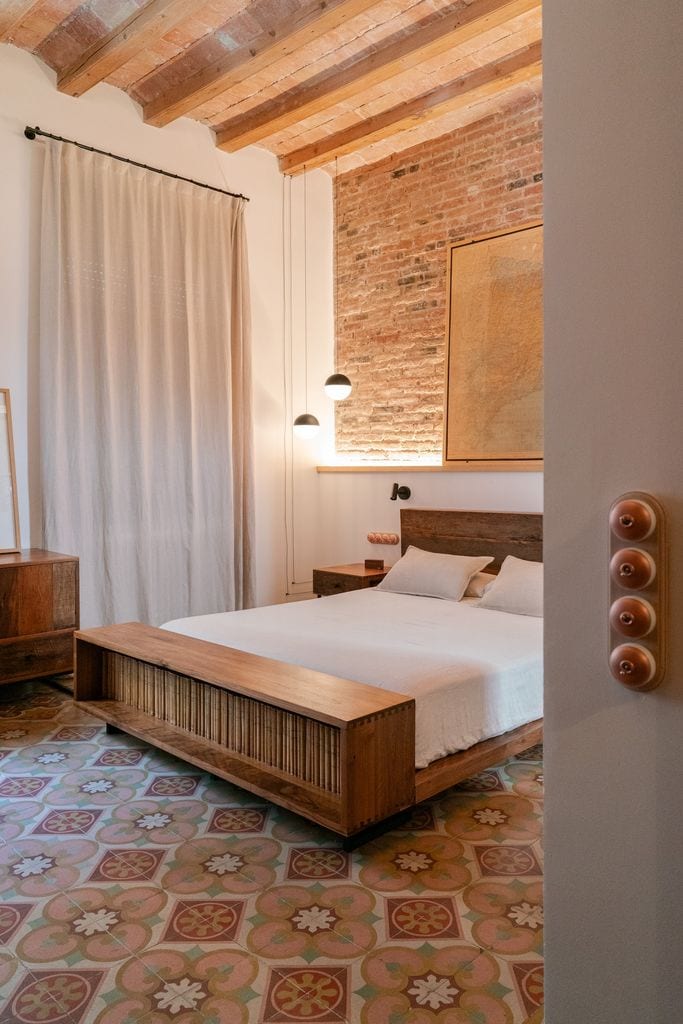 Dormitorio con luces en el cabecero y colgantes. 