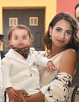 Lola Orellana en el bautismo de Ismael, hijo de Lucía Fernanda Carmona Orellana e Ismael de la Rosa en Sevilla el 26 Abril de 2025