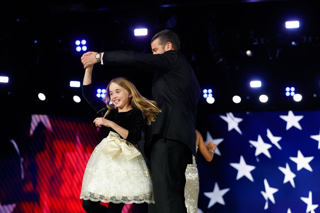 Chloe Trump con su padre en la pista de baile de la gala inaugural.