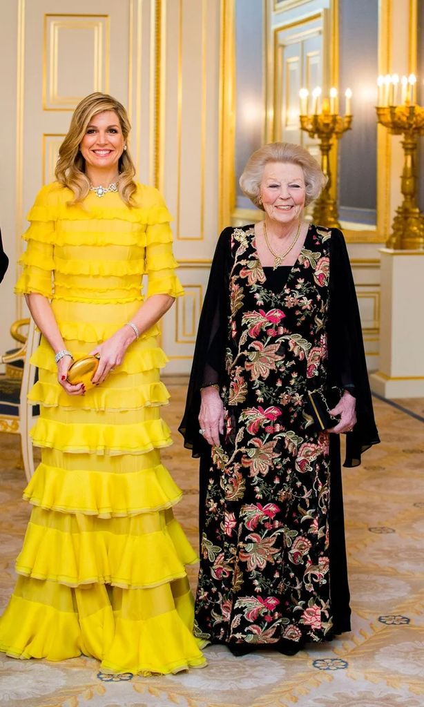 Máxima de Holanda con vestido de gala amarillo con volantes.