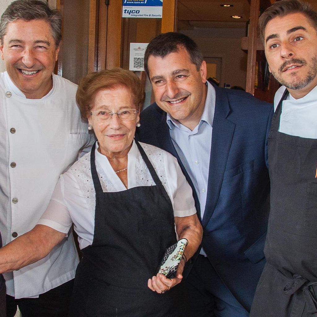 Joan, Josep y Jordi Roca junto a su madre, Montserrat Fontané, fallecida en 2026, de quien heredaron su pasión por la cocina y el respeto por la tradición gastronómica catalana.