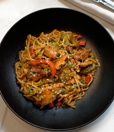 Fideos orientales con Bocados de Heura, verduras y salsa Teriyaki