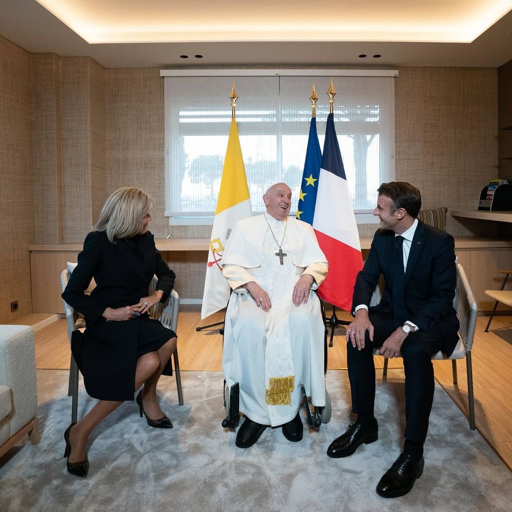 Emmanuel Macron y Briggite Macron junto al Papa Francisco