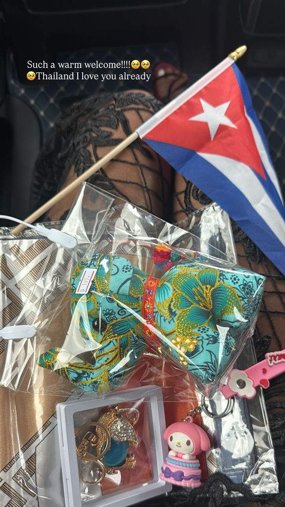 A su llegada a Bangkok, Lina Luaces recibió algunos regalos