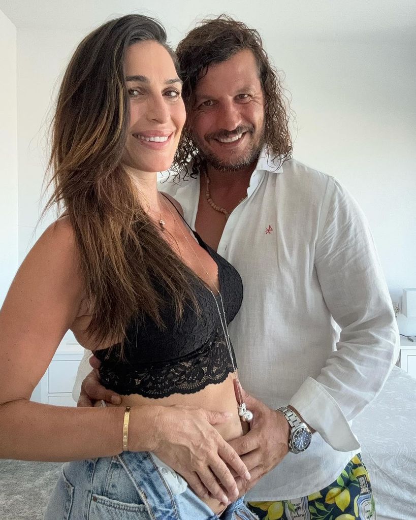 Verónica Hidalgo posando embarazada con su pareja