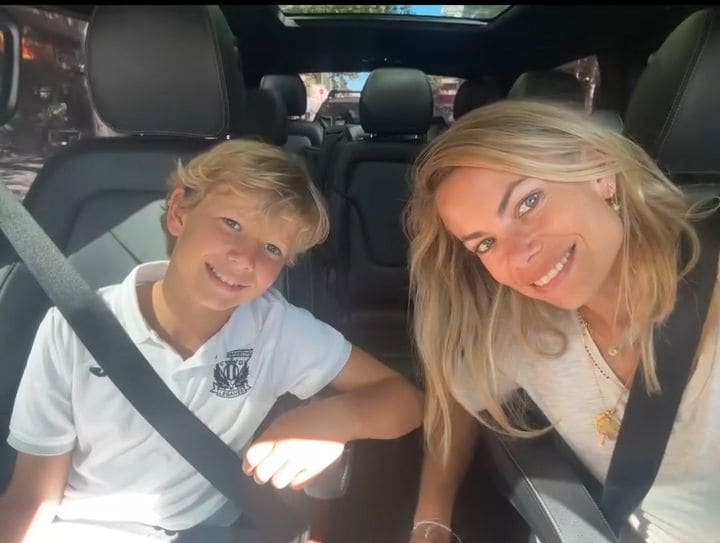 Plano medio de Carla Goyanes con su hijo Santi en un coche