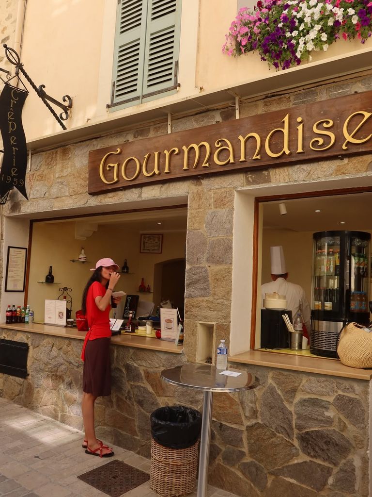 Victoria Federica inaugura la temporada de verano en Saint Tropez.