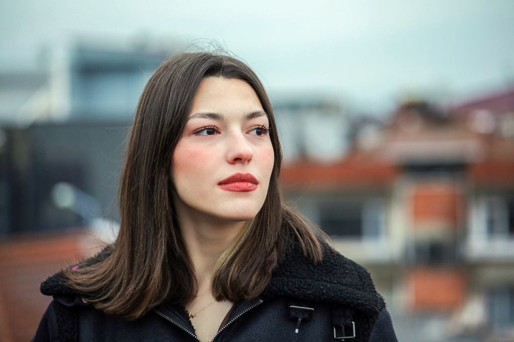 Mujer mirando al infinito