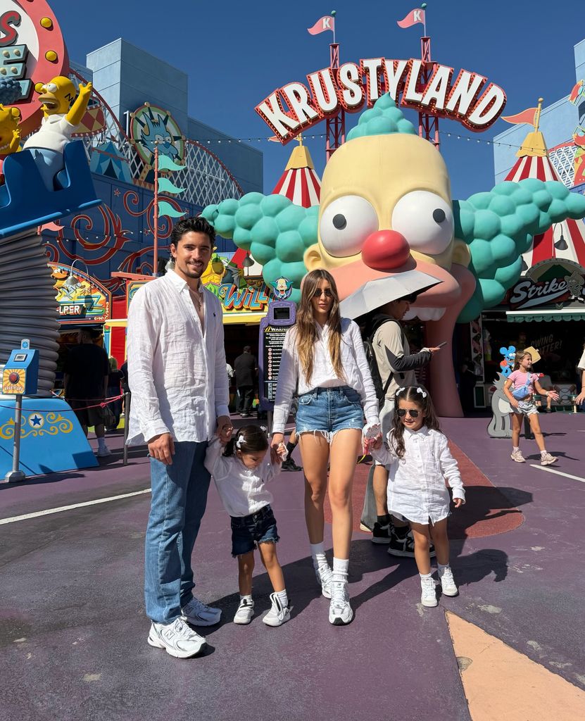 Alex Fernández, Alexia y sus hijas en Universal Studios Hollywood.