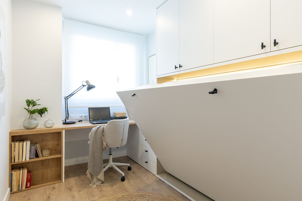 Dormitorio con cama abatible. 
