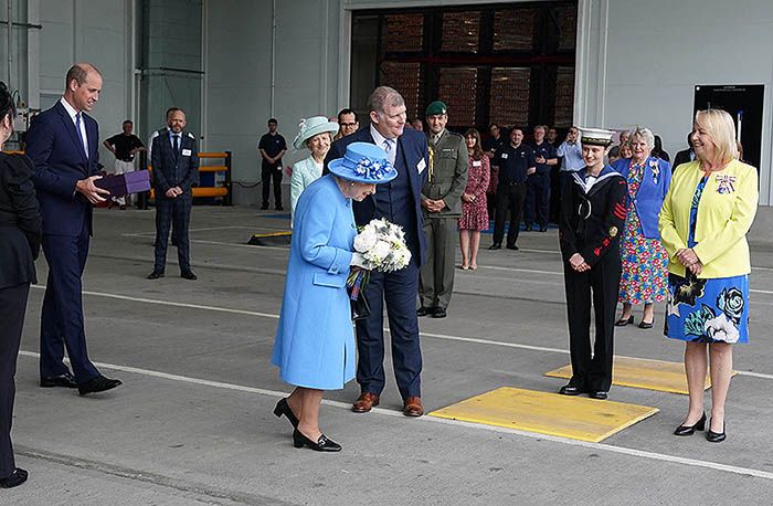 Isabel II y el príncipe Guillermo en Edimburgo