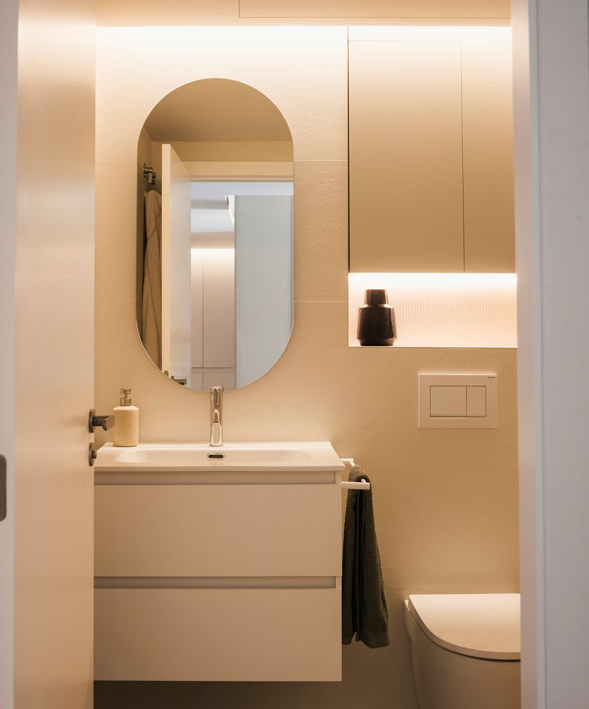 Baño pequeño con mueble suspendido y hornacina iluminada