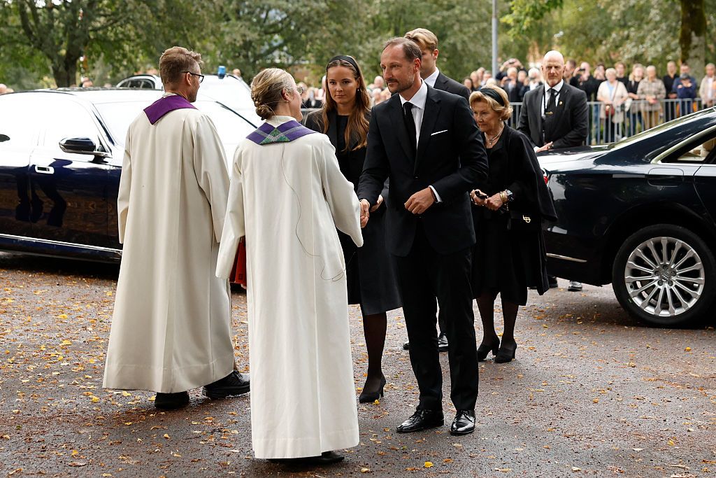 Haakon VIII salundando a los oficiantes de la ceremonia seguido de su hija, su hijo y su madre, la reina Sonia
