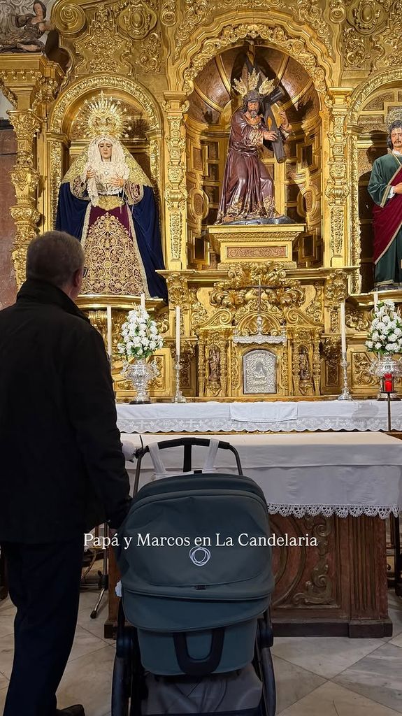 Carlos Herrera con su nieto Marcos, de 1 mes, ante la virgen de la Candelaria
