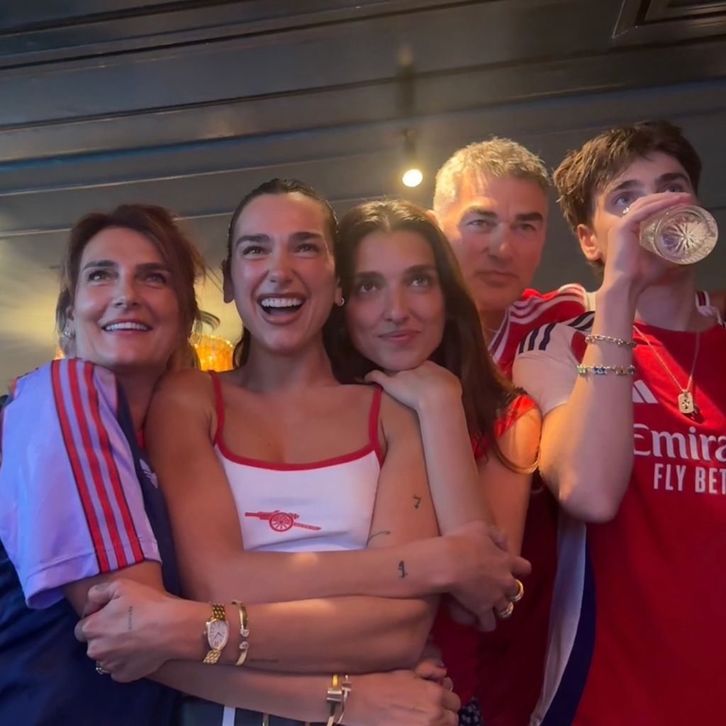 Dua Lipa, junto a sus padres y hermanos
