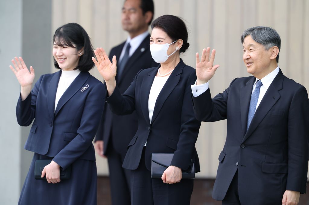Los emperadores Naruhito y Masko con su hija Aiko en su  visita a Fukushima