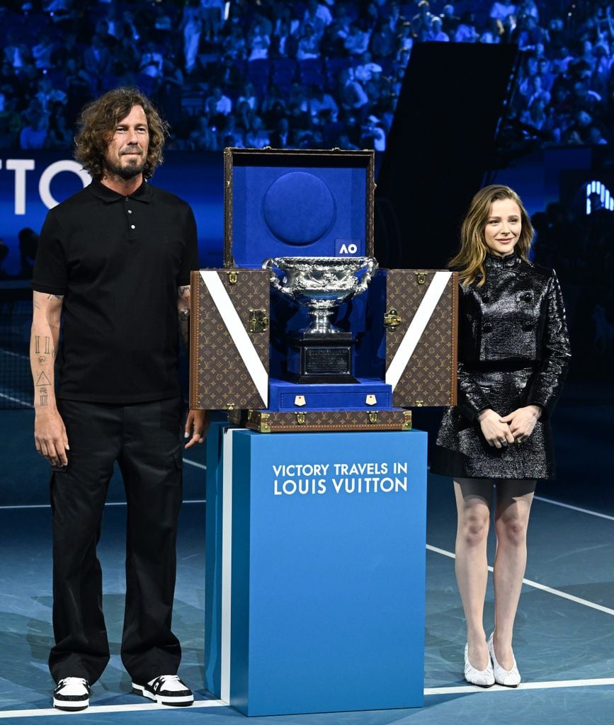 Chloë Grace Moretz y Marin Safin presentan la Norman Brookes Challenge Cup en el Australian Open, 2026.
