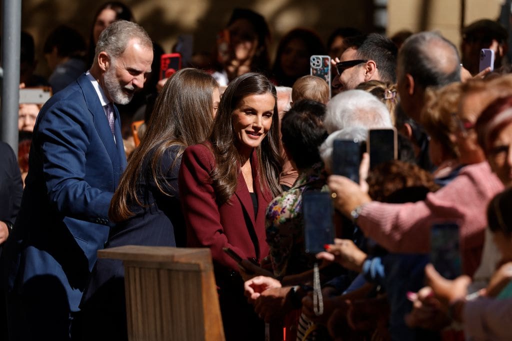 Los Reyes y la princesa Leonor reciben el cariño de los vecinos de Viana