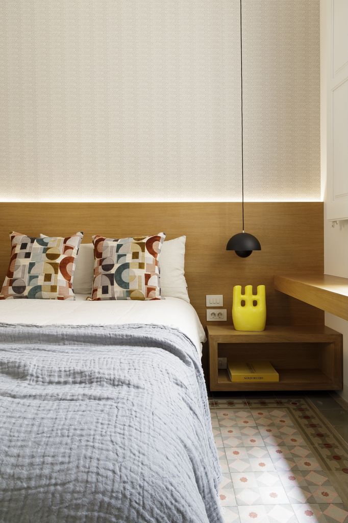 Dormitorio con cabecero iluminado. 