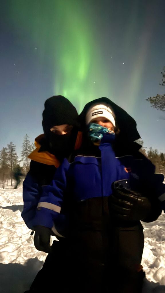 Tania y Amelia, disfrutando en de las auroras boreales.