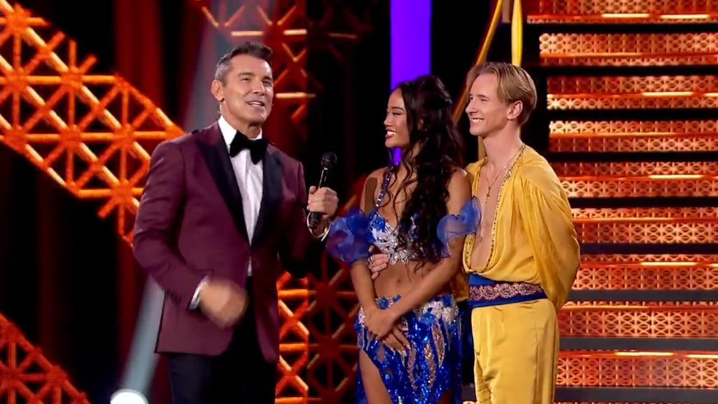 La concursante acompañada de su maestro y del presentador