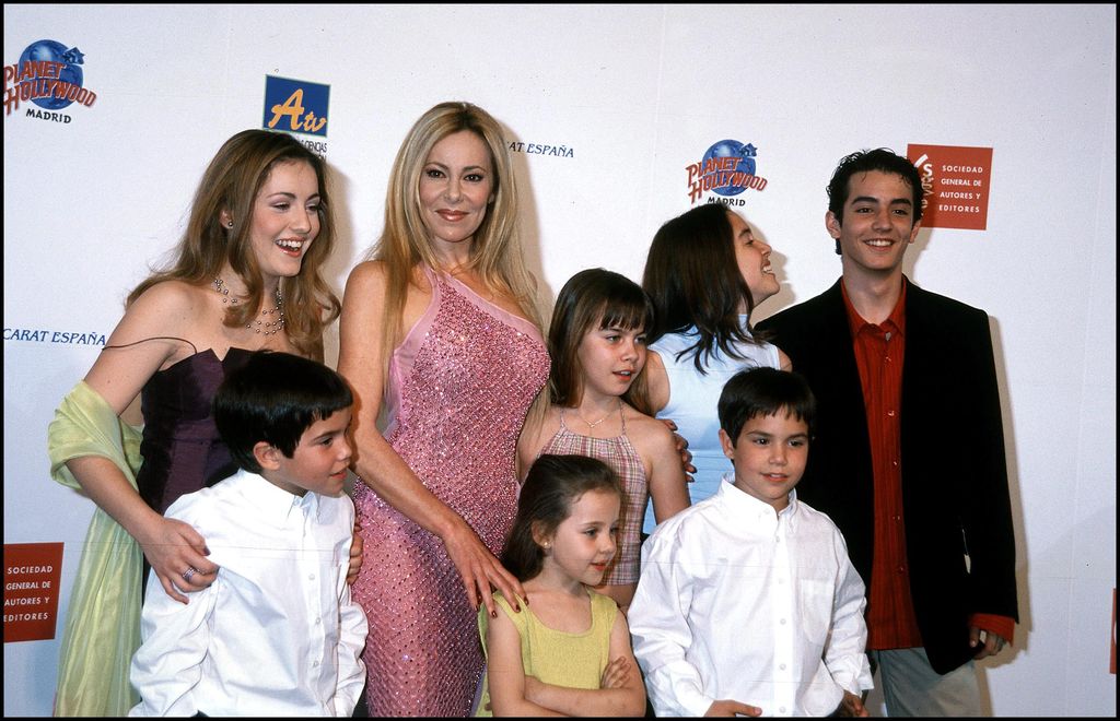 Aarón Guerrero junto a Ana Obregón y el resto del elenco de 'Ana y los 7'