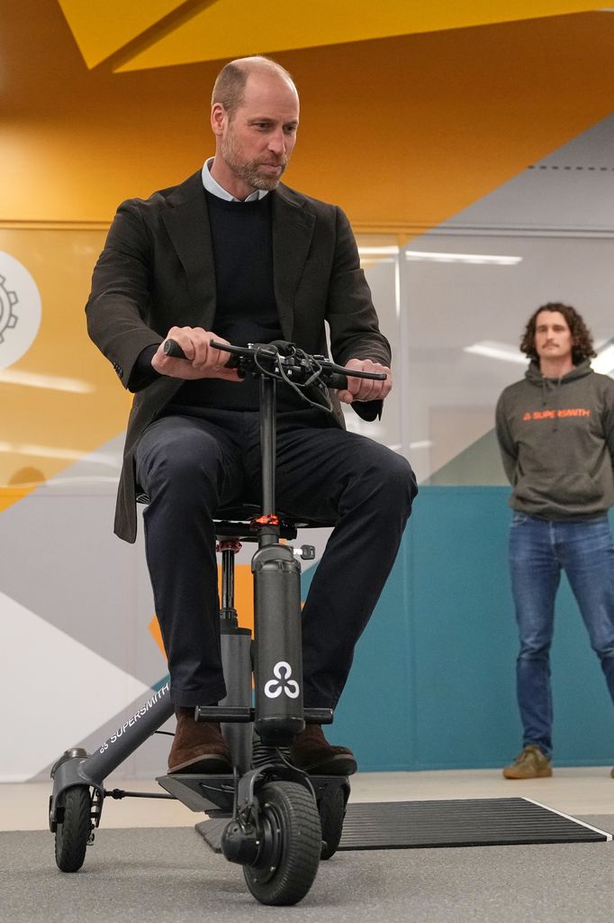 El príncipe Guillermo, en 2022 con patinete eléctrico