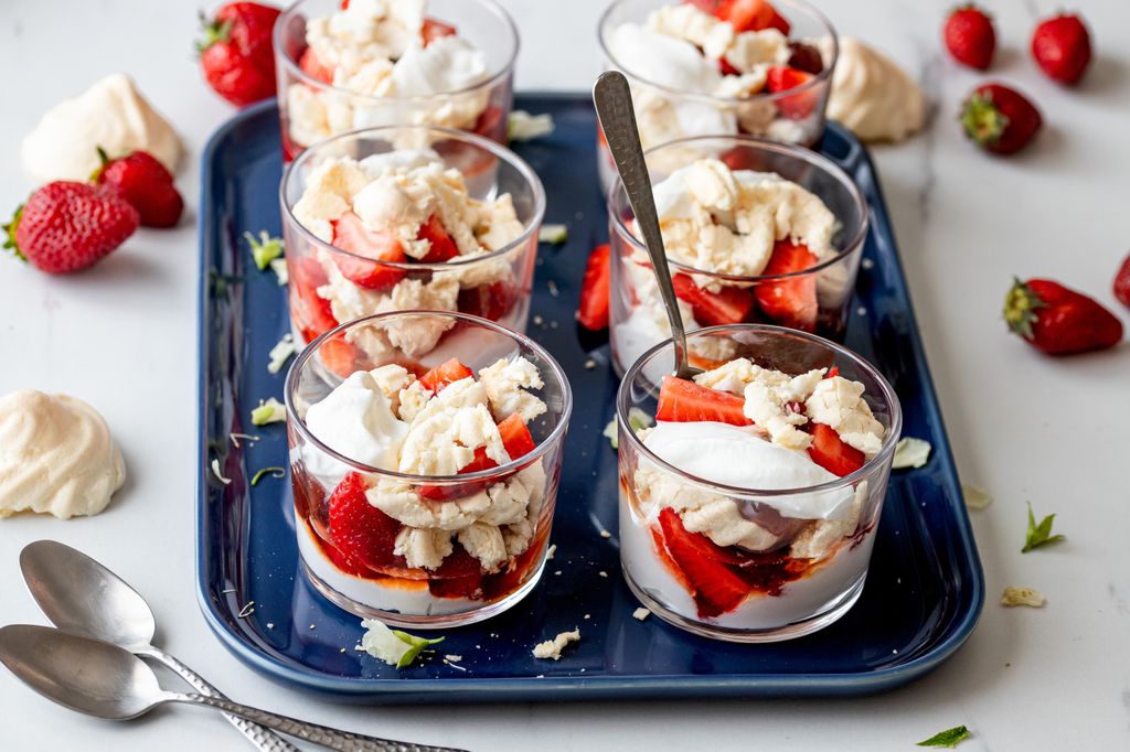 Postres inglés con fresas Eton Mess.