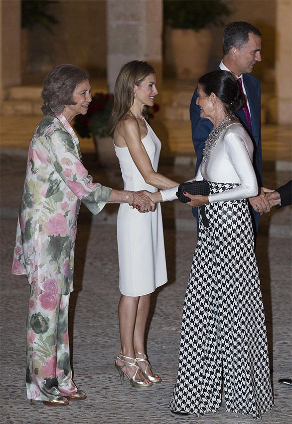 Cristina Macaya atiende a una recepción organizada por los Reyes en Mallorca