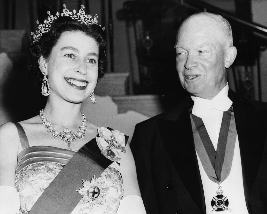 La reina Isabel II junto a la Tiara de las Damas de Gran Bretaña e Irlanda en su primer viaje de Estado a EE.UU