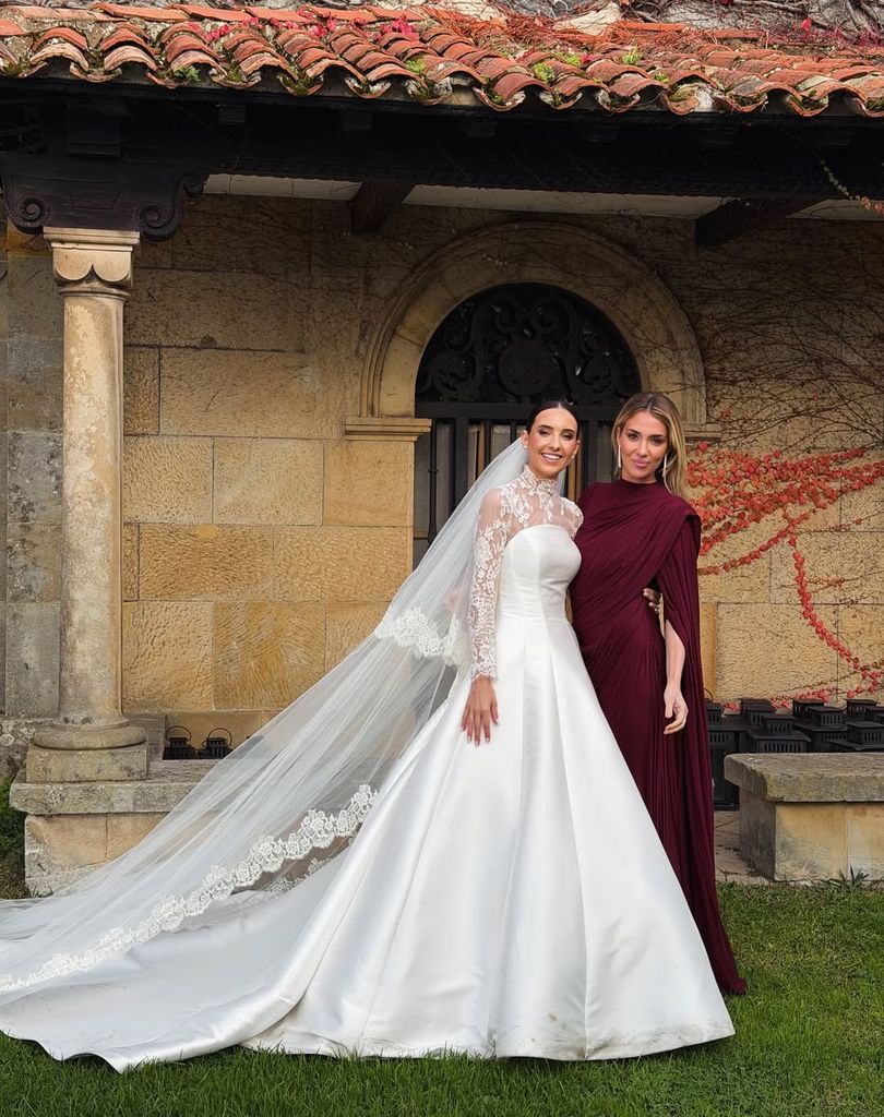 Alice Campello y su amiga Isabel Peña en el día de su boda