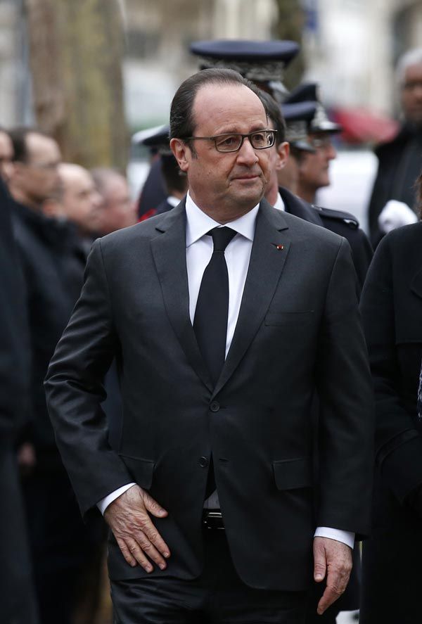 El presidente ha recibido diversas ofertas para presentar a su pareja de forma oficial en revistas como Paris Match o Point de Vue, sin embargo siempre las ha declinado
