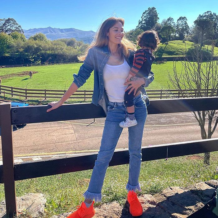 Jessica Bueno y si hijo Alejandro en el campo