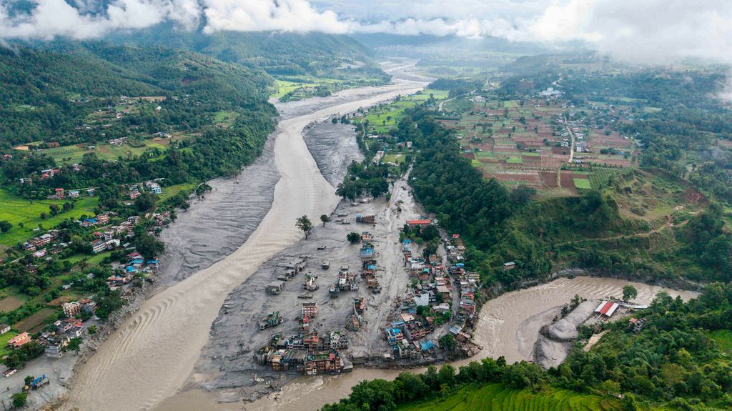 Una enorme masa de agua, barro y piedras descendió por el Himalaya arrasando viviendas, carreteras y puentes a su paso