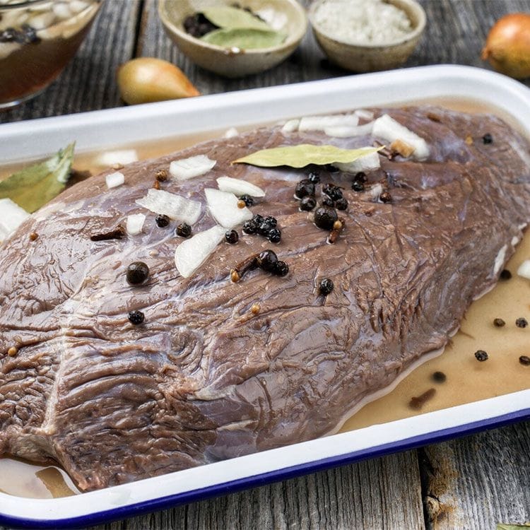 Pieza de carne marinada con especias