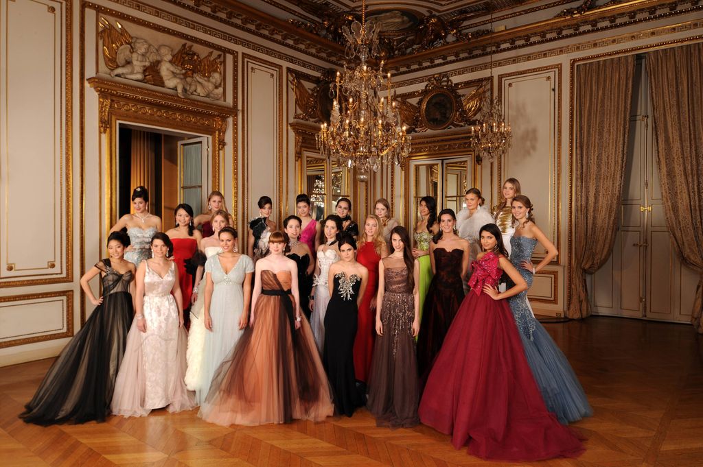 Foto grupal de las participantes en el Baile de Debutantes de 2011