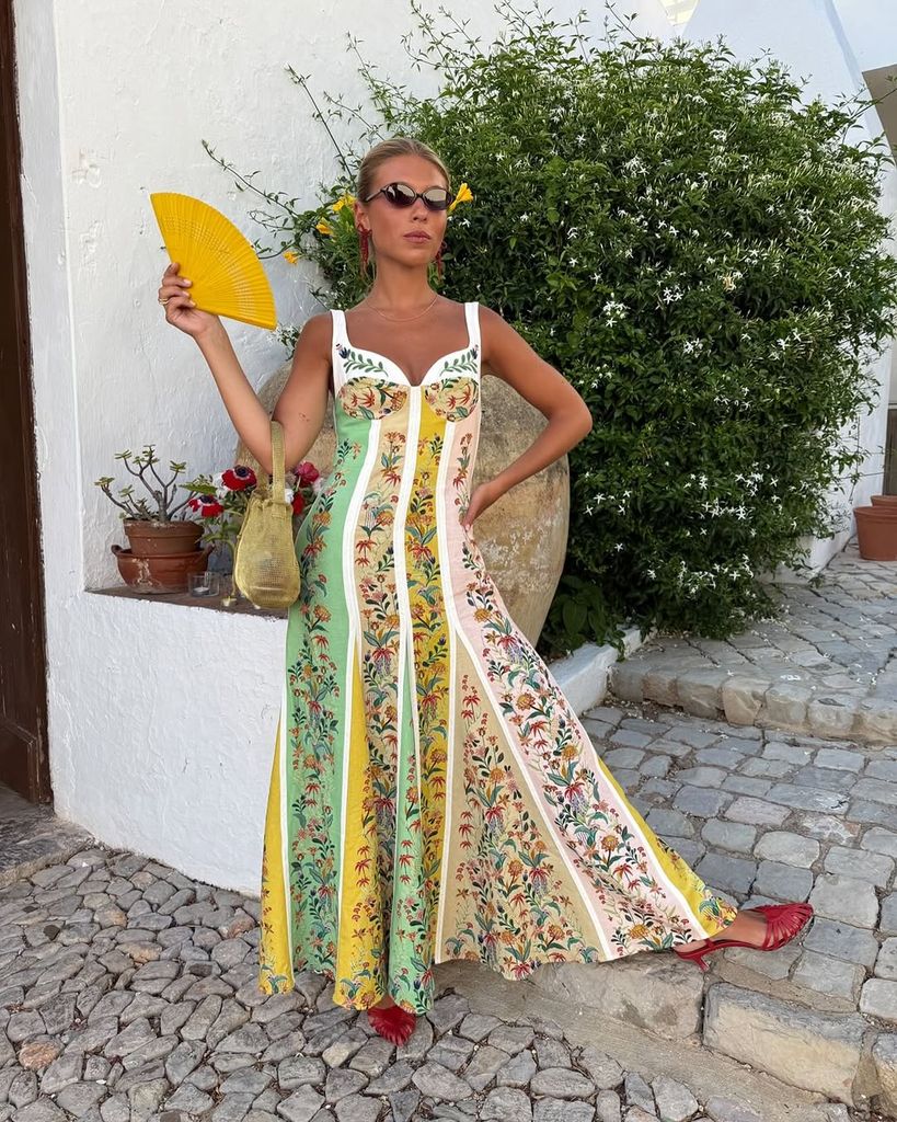 Rita Montezuma con vestido estampado
