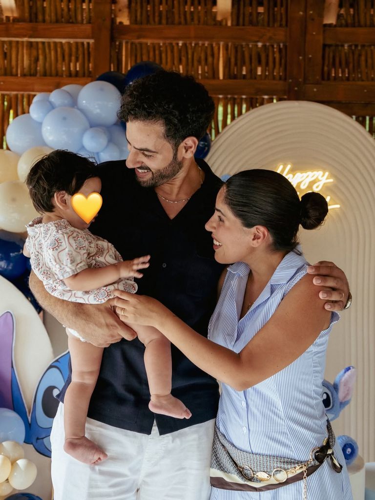 Isa Pantoja y Asraf Beno, con su hijo Cairo