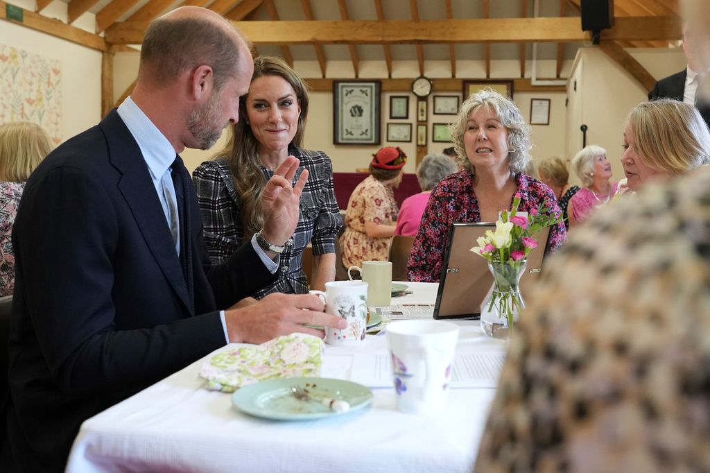 El príncipe William parece estar complacido con una buena taza de té