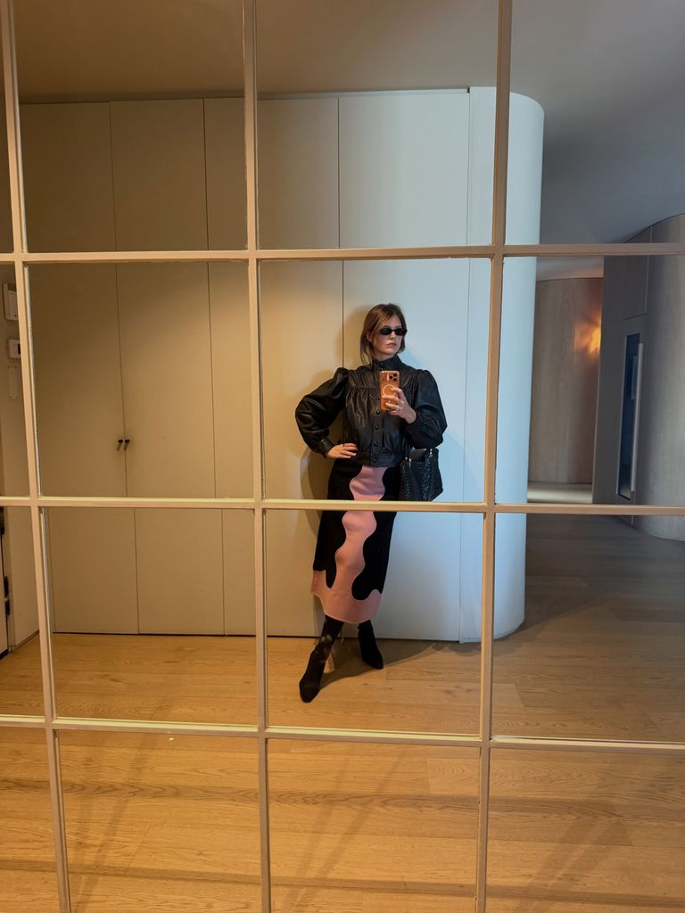 Isabelle Junot arrasa en su club de lectura de aristócratas con un atrevido look de cazadora de cuero y falda estampada