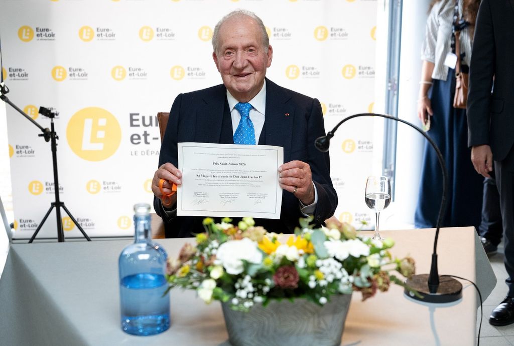 Juan Carlos I sonríe al recoger su premio