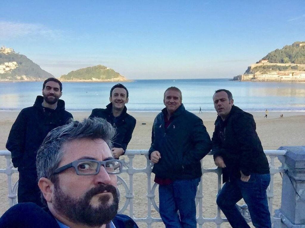 La cuadrilla de 'Allí abajo' e la playa de la Concha de San Sebastián